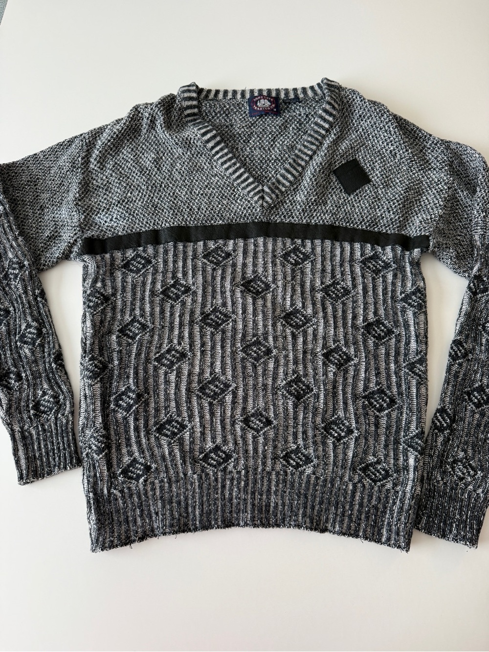 Aspetuck Trading Co. Men's Grey Patterned V-Neck Sweater- Medium